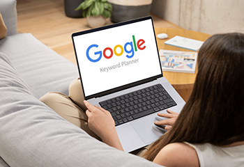 Mujer Con Portatil Google Keyword Planner Mujer Con Portatil Google Keyword Planner
